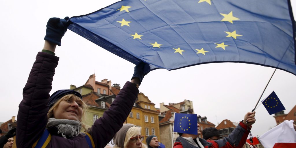 Una donna polacca sventola una bandiera dell'Unione europea durante una manifestazione pro-democrazia - credits: Kacper Pempel / Reuters