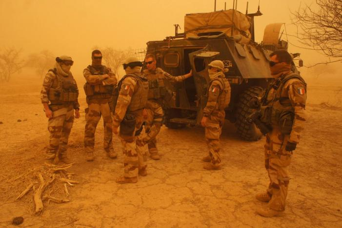 Soldati francesi dell’operazione Barkhane fuori della veicolo corazzato durante una tempesta di sabbia, Mali, il 26 maggio 2016. REUTERS / Media Coulibaly