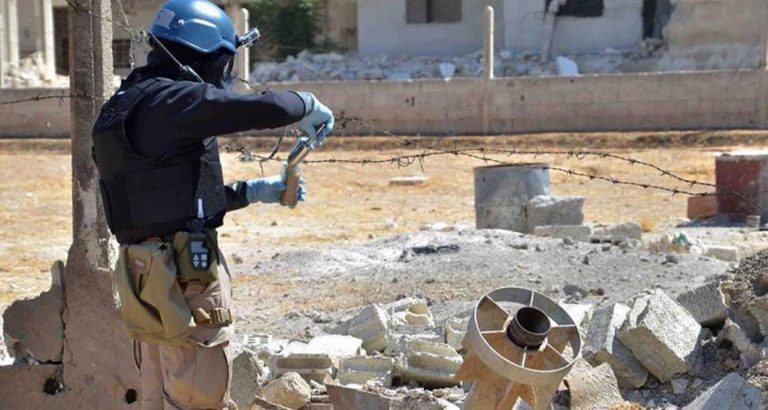 Un investigatore delle Nazioni Unite prende campioni attorno a un missile contenente sostanze chimiche nei pressi di Damasco, 2013. Credits to: AP
