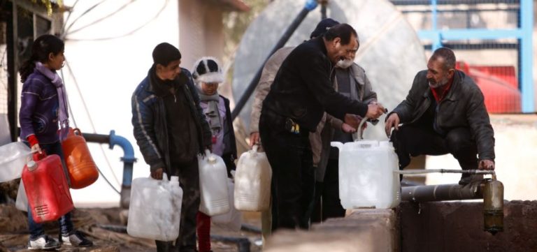 Civili in coda per riempire taniche d'acqua nell'area governativa di al-Rabwah, sobborgo di Damasco, 10/01/2017. Credits to: Reuters.