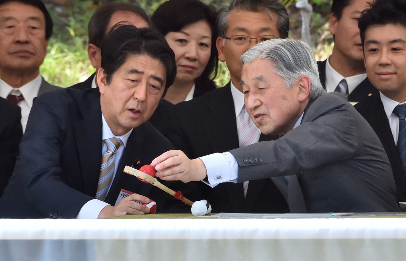 Giapone, l'imperatore Akihito con il premier Shinzo Abe