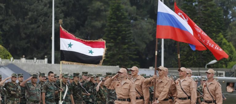Soldati russi marciano durante una prova della sfilata di Victory Day, svoltasi con un'unità siriana alla base aerea di Hmeimym nella provincia di Latakia, in Siria, il 4 maggio 2016. Credits to: Sergei Chirikov/EPA.