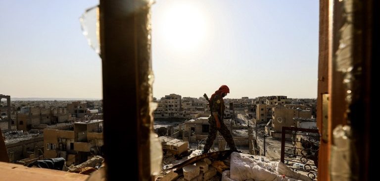 Un combattente SDF a Raqqa, 5/09/2017. Credits to: Delil Souleiman/AFP.