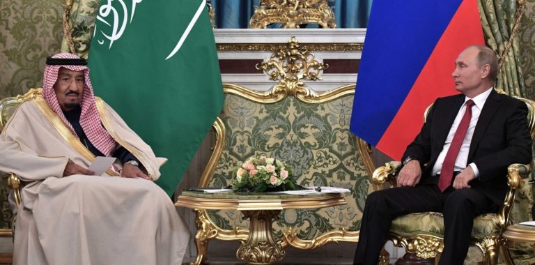 Il re saudita Salman bin Abdulaziz Al Saud con Vladimir Putin in visita al Cremlino, ottobre 2017. Credits to: Anadolu Agency/Getty Images.