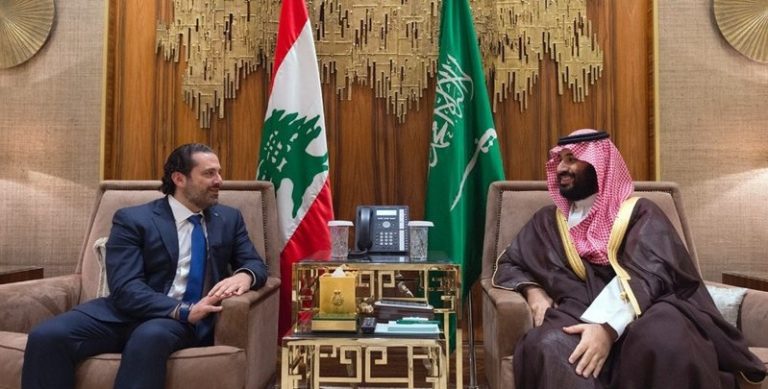 Il principe saudita Mohammed bin Salman incontra l'ex primo ministro libanese Saad Hariri a Riyad, in Arabia Saudita, 30/10/2017. Credits to: Dalati Nohra/AP.