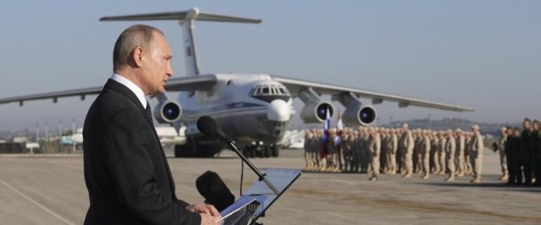 Il presidente russo Vladimir Putin si rivolge ai militari mentre visita la base aerea di Hmeymim nella provincia di Latakia, in Siria, l'11 dicembre 2017. Credits to: Mikhail Klimentyev via REUTERS.