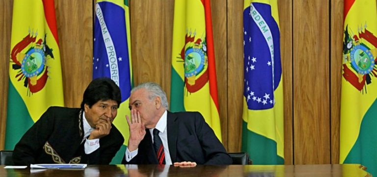 Il presidente boliviano Evo Morales (a sinistra) e il presidente brasiliano Michel Temer sono raffigurati durante la firma degli accordi a Planalto Palace, Brasilia, il 5 dicembre 2017. Credits to: Evaristo Sa/AFP/Getty Image.