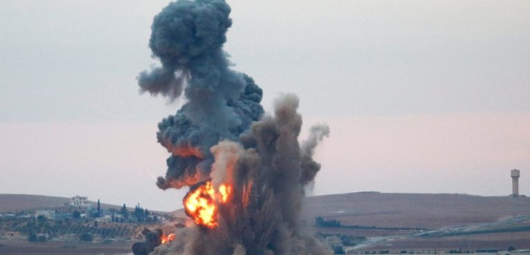 Kobani dopo un attacco aereo, 2014. Credits to: Kai Pfaffenbach/Reuters.