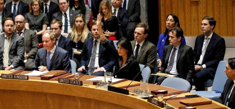 Nikki Haley, ambasciatrice USA presso l'ONU, pone il veto a una risoluzione redatta dall'Egitto sullo status di Gerusalemme, New York, USA, 18/12/2017. Credits to: Reuters.