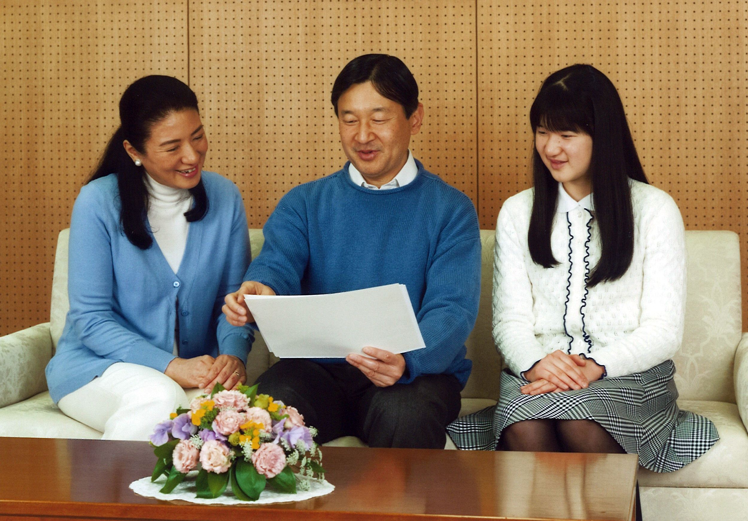Il principe ereditario Naruhito, con la moglie Masako e la figlia Akio