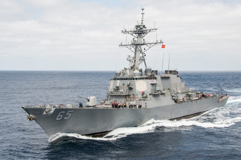Due cacciatorpediniere della U.S Navy solcano lo stretto di Taiwan