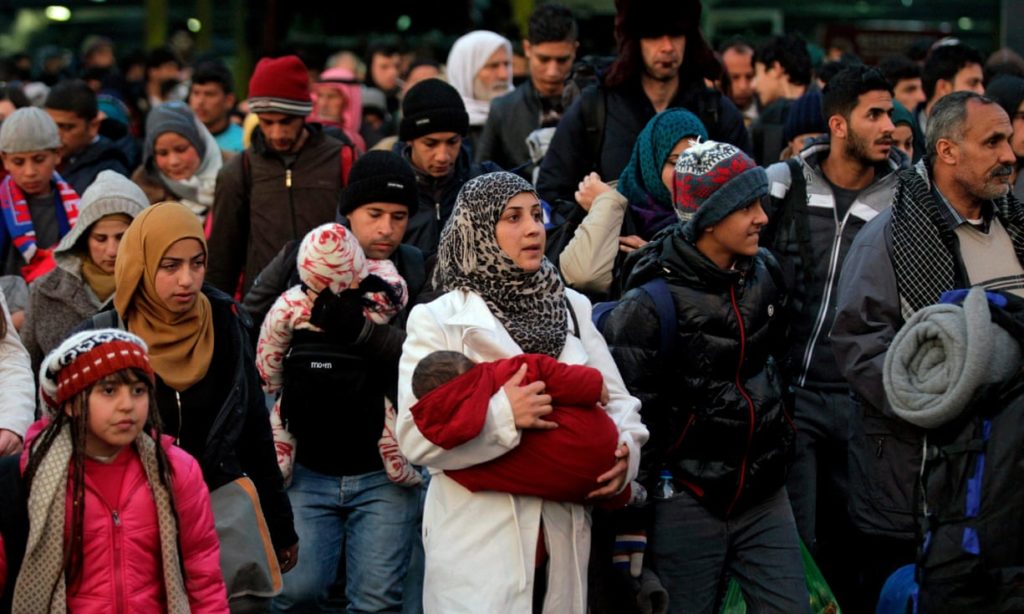 Migranti e rifugiati partiti dalle coste della Turchia e sopravvissuti alla traversata dell'Egeo vengono sbarcati da un traghetto al porto del Pireo in Grecia. credit to: Orestis Panagiotou/EPA