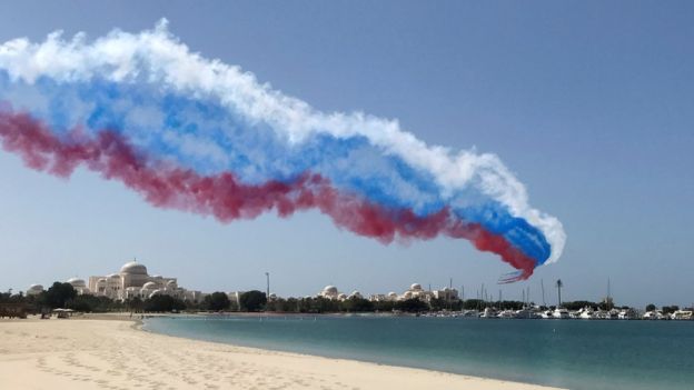 Spettacolo aereo con i colori della bandiera russa durante la visita di Putin ad Abu Dhabi, 15/10/19. Credits to: Reuters.