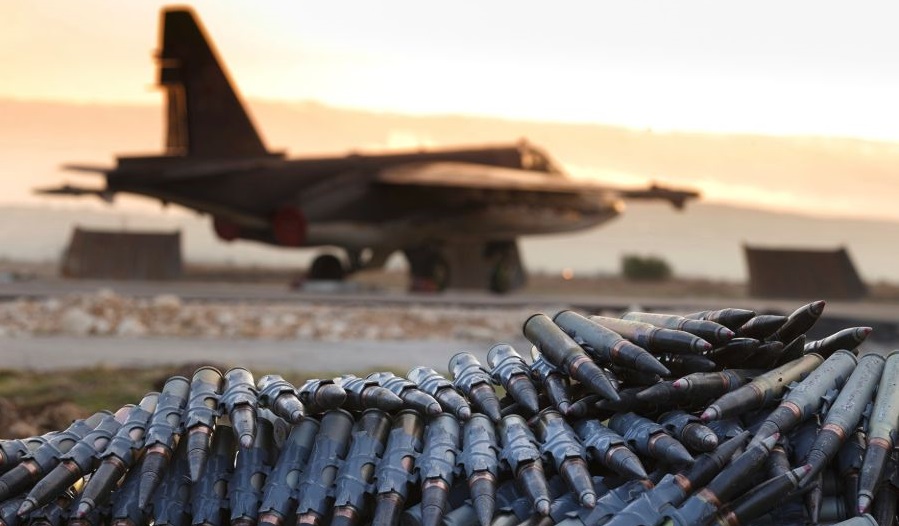 Un carico di munizioni è pronto per essere caricato su aerei da guerra russi alla base aerea di Hemeimeem, in Siria,18/12/2015. Credits to: VADIM SAVITSKY/SERVIZIO STAMPA MINISTERO DI DIFESA RUSSA.