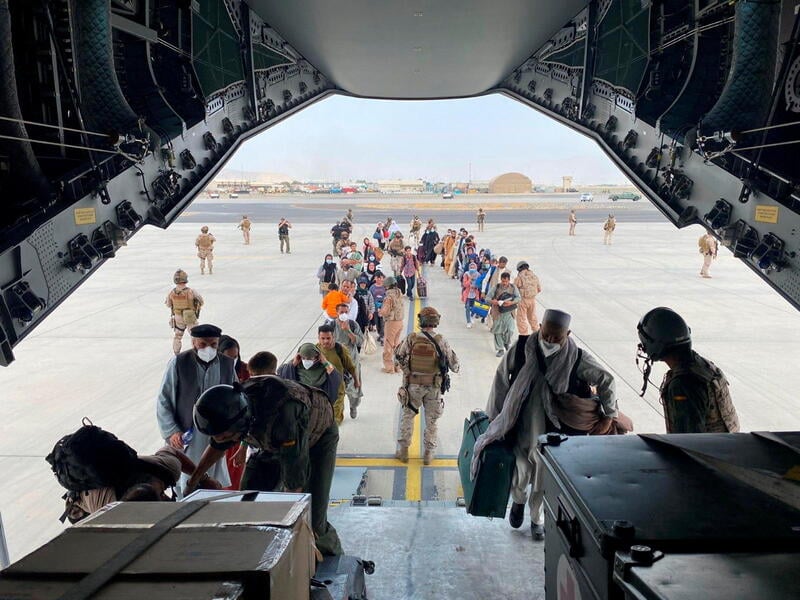 Uno dei tanti voli di evacuazione dall'aeroporto di Kabul / via Reuters Pictures